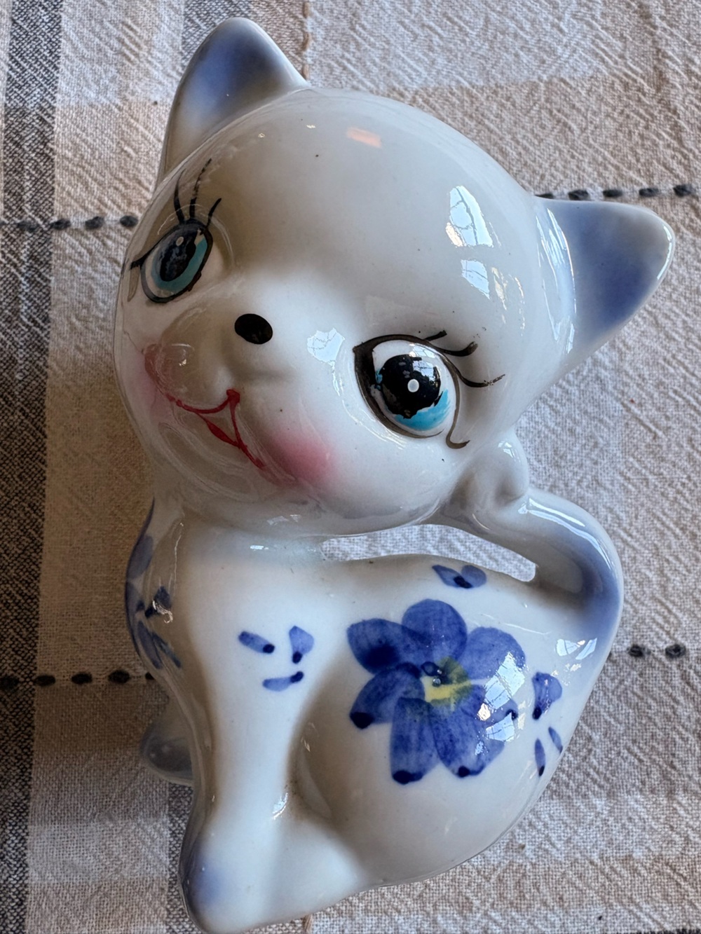 Vintage 1950s Kitsch Big Eye Ceramic Cat Kitty Figurine - White Blue Retro Art